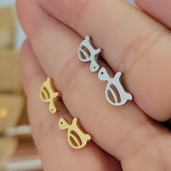 Turtle Stud Earrings, choice of color - Picture 3 of 3